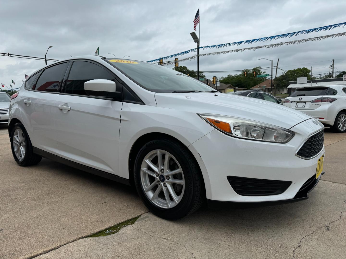 2018 WHITE /Gray FORD FOCUS SE 4dr Hatchback (1FADP3K25JL) with an 2.0L I4 engine, Automatic 6-Speed transmission, located at 5900 E. Lancaster Ave., Fort Worth, TX, 76112, (817) 457-5456, 0.000000, 0.000000 - This is a 2018 Ford Focus SE 4dr Hatchback that is in excellent condition. There are no dents or scratches. The interior is clean with no rips or tears or stains. All power windows, door locks and seats. Ice cold AC for those hot Texas summer days. It is equipped with a CD player, AM/FM radio, AUX p - Photo#2